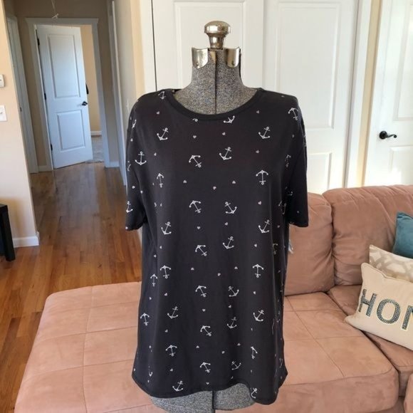 Tops - S while anchor pink heart crew neck graphic tee